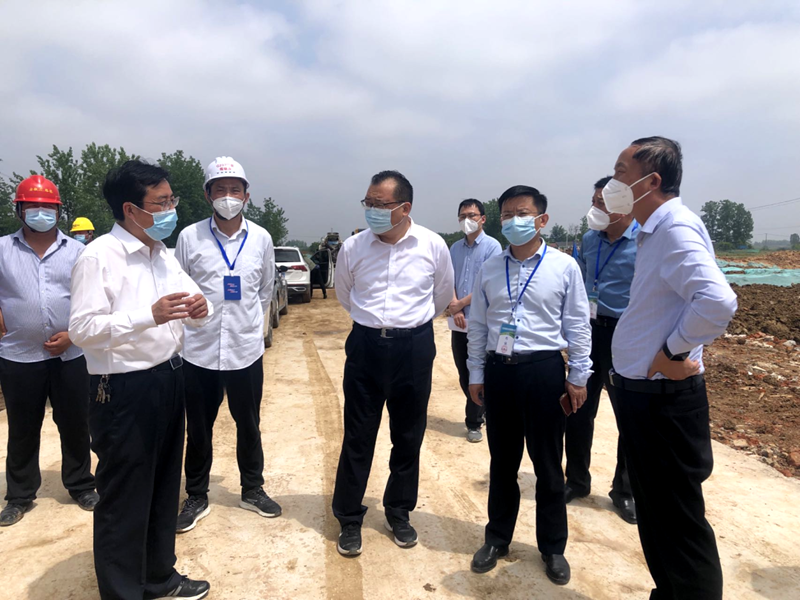 六安市委常委、常務副市長劉洪潔赴G237項目督導疫情防控及復工復產