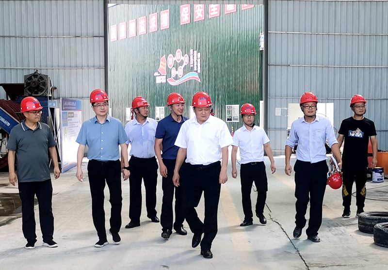 淮南市交通運輸局黨組書記、局長李輝到S16合周壽縣預(yù)制標檢查指導(dǎo) - 副本